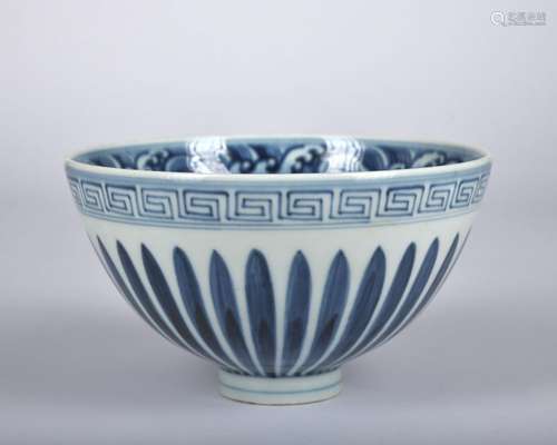 A blue and white 'floral' bowl