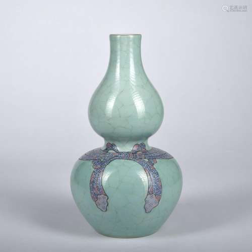 A celadon-glazed gourd-shaped vase