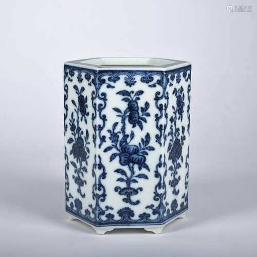 A blue and white 'floral' pen container