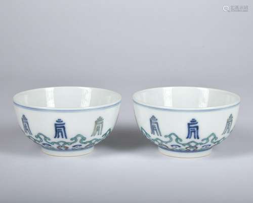 A pair of Dou cai 'floral' bowl