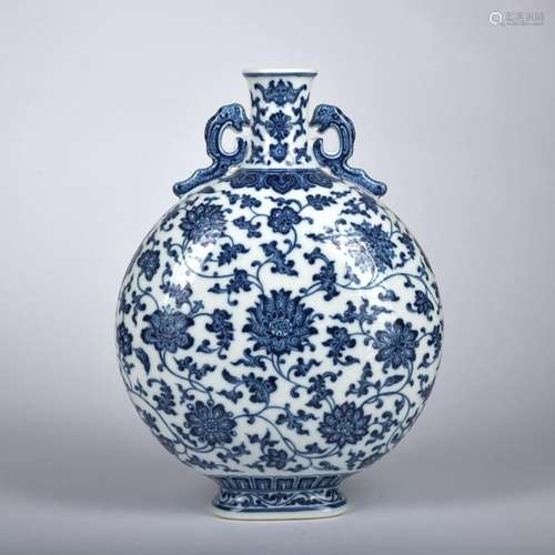 A blue and white 'floral' moonflask