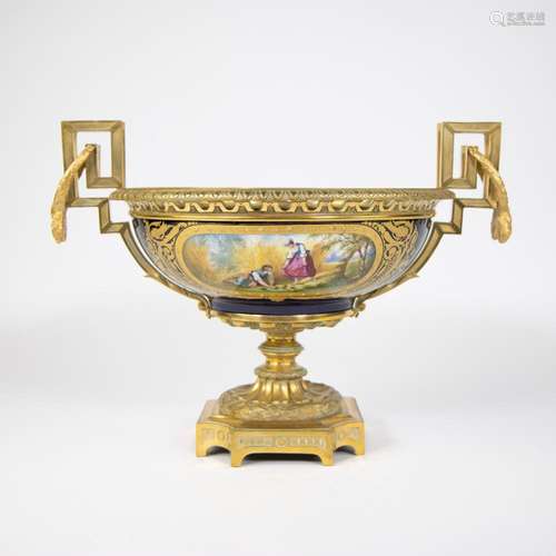 Beautiful porcelain Sèvres coupe with hand-painted romantic ...