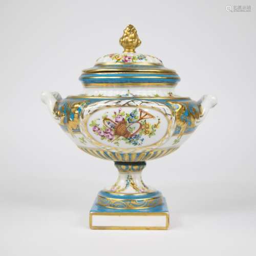 Beautiful French porcelain lidded jar in porcelaine de Paris...