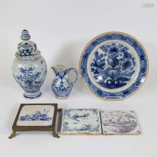 Collection Delft, 2 Delft tiles 17th century including 1 wit...