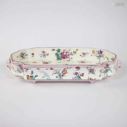 Large serving dish faience de Gien, decorated with floral mo...