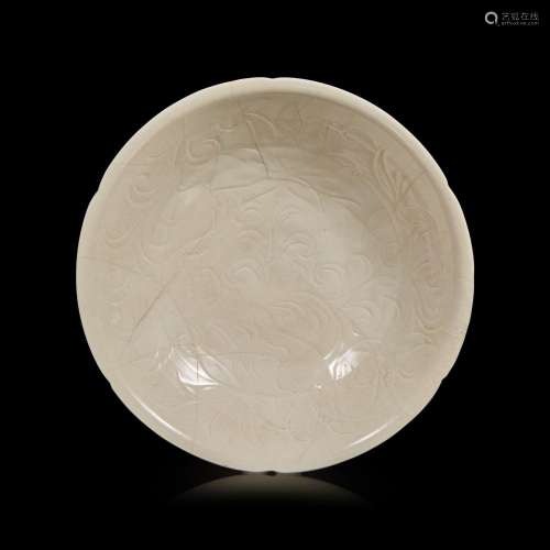 A large Chinese Dingyao carved hexifoliate bowl 定窑刻划花盌...