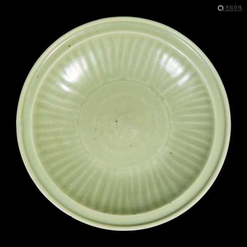 A Chinese Longquan celadon circular dish 龙泉青瓷盘 Yuan/ear...