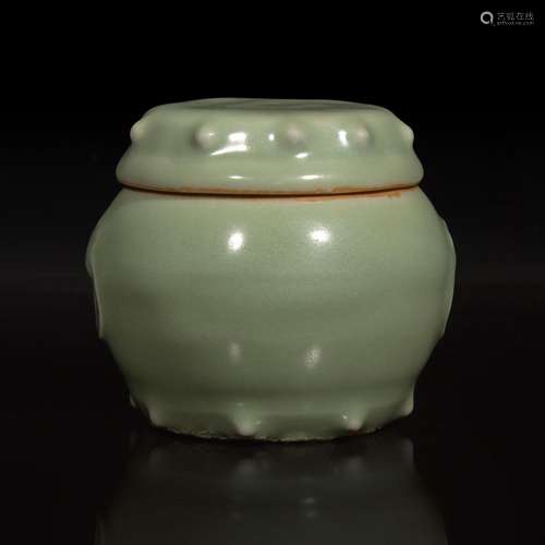 A Chinese Longquan celadon small covered jar 龙泉窑青釉小盖罐...