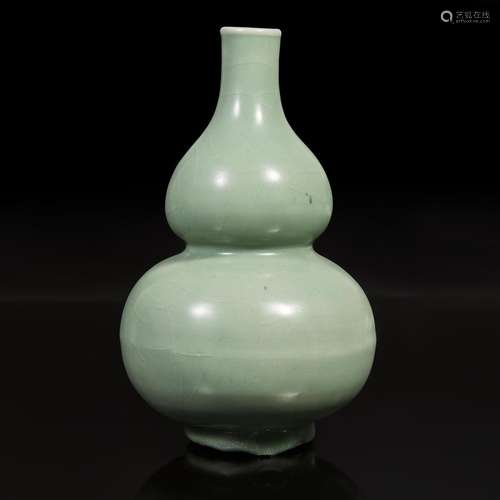 A Chinese Longquan celadon double-gourd vase 龙泉青瓷葫芦瓶 ...