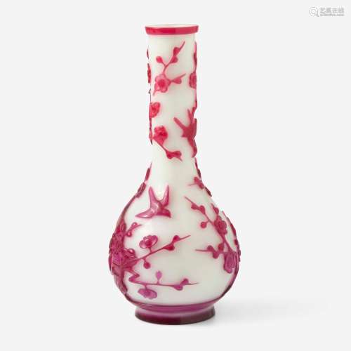 A Chinese red and white overlay glass bottle vase 白地套红琉...