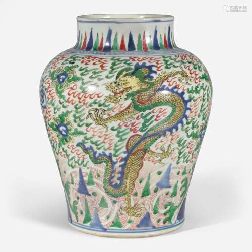 A Chinese Wucai decorated "Dragons" jar 五彩龙纹罐...