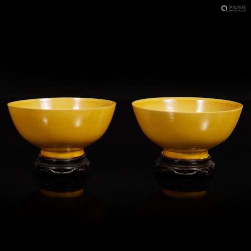 A pair of Chinese yellow-glazed bowls 娇黄釉碗一对 Kangxi ma...