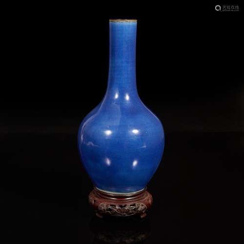 A Chinese blue-glazed bottle vase 蓝釉净瓶 18th/19th century...