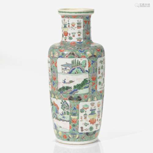 A Chinese famille verte-decorated porcelain rouleau vase 素三...