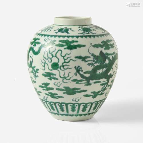 A Chinese green-enameled "Dragon" jar 龙纹加彩罐 K...