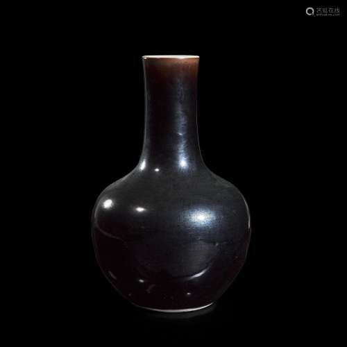 A Chinese mirror black-glazed vase "Tianqiuping" 乌...