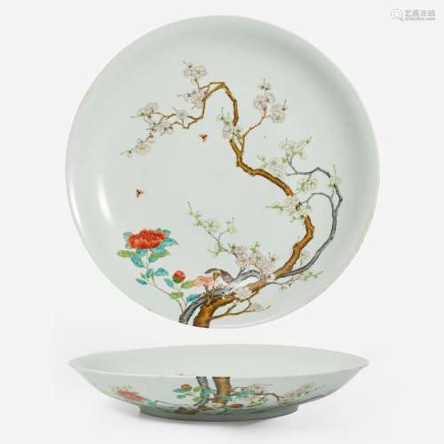 A large Chinese enameled porcelain floral charger 珐琅彩过枝...