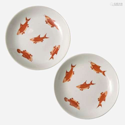 A pair of Chinese porcelain "Fish" dishes 游鱼盘一...