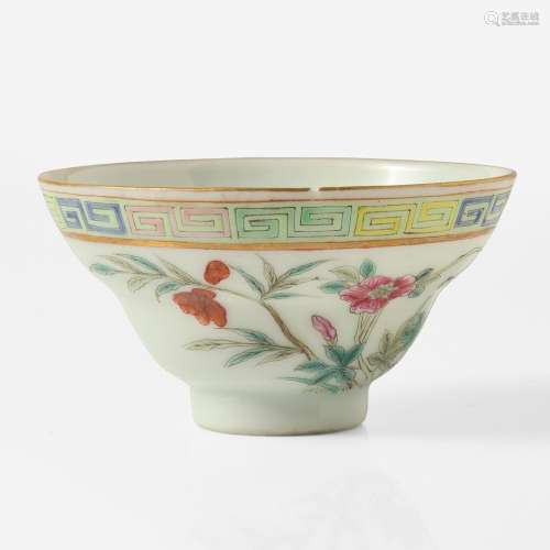 A small Chinese famille rose decorated bowl 粉彩花卉纹小杯 &...