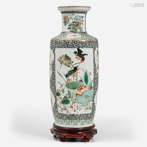 A Chinese famille-verte-decorated porcelain rouleau vase 五彩...