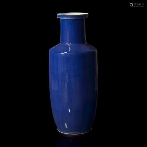 A Chinese powder blue-glazed rouleau vase 洒蓝釉棒槌瓶 Late ...
