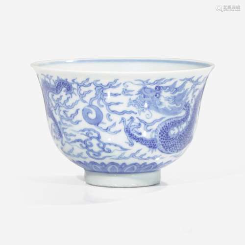 A Chinese blue and white "Dragon" bowl 青花龙纹盌 ...