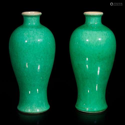 A pair of Chinese green-glazed vases, meiping 绿釉梅瓶一对