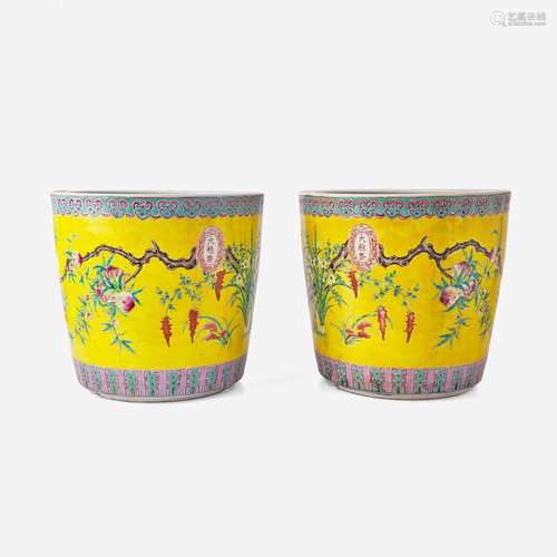 A pair of Chinese famille rose-enameled porcelain "Daya...