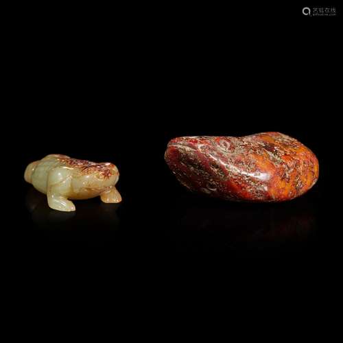 Two Chinese carved jade toads 玉雕金蟾两只