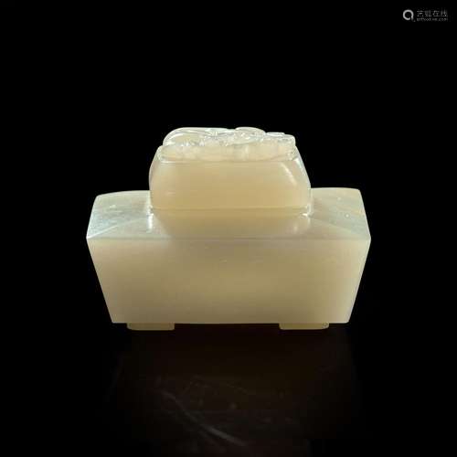 A Chinese celadon-white jade small water coupe and cover 青白...