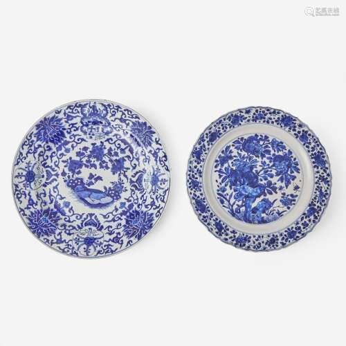 Two Chinese export porcelain blue and white chargers 外销青花...