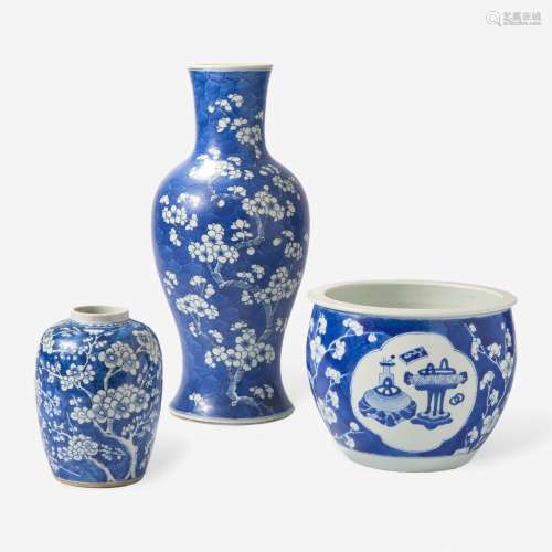 A Chinese blue and white small jardinière and two vases 青花...