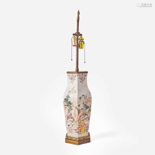 A finely-decorated Chinese export porcelain hexagonal vase 外...