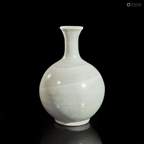 A Korean white-glazed porcelain bottle vase 朝鲜白瓷瓶 Joseo...