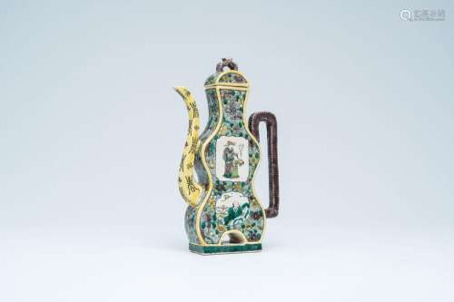 A Chinese verte biscuit ewer and cover, 19th C.<br />
H 24,3...