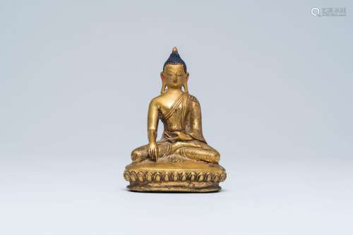 A Chinese gilt bronze Buddha, 19th C.<br />
H 12,5 cm<br />
...