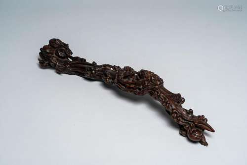 A Chinese carved wood ruyi scepter, 19th/20th C.<br />
L 39,...