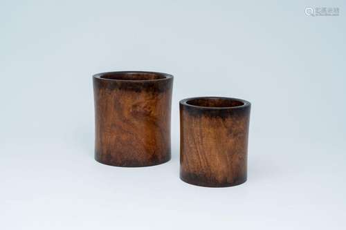 Two Chinese hardwood brush pots, 20th C.<br />
H 19,2 cm - D...