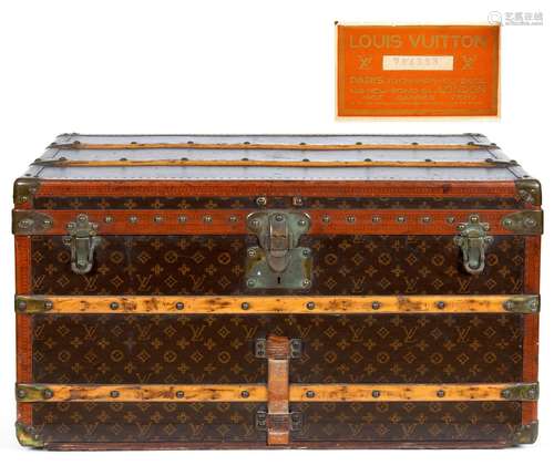 VINTAGE LOUIS VUITTON TRUNK.