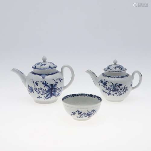 18THC ENGLISH WORCESTER TEAPOTS & SUGAR BOWL.