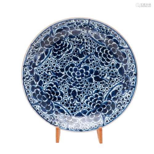 LARGE CHINESE BLUE & WHITE DISH - KANGXI.