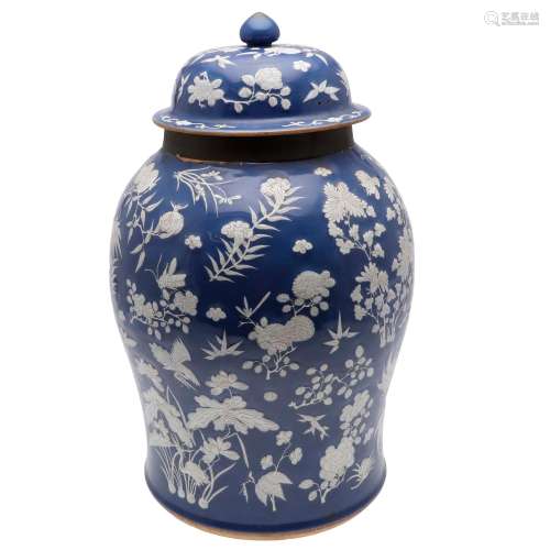 LARGE CHINESE PORCELAIN LIDDED JAR.