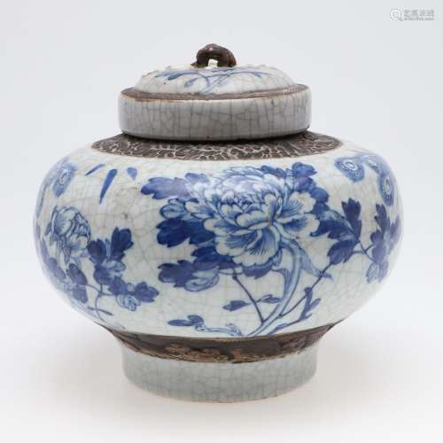 LARGE CHINESE BLUE & WHITE LIDDED JAR.