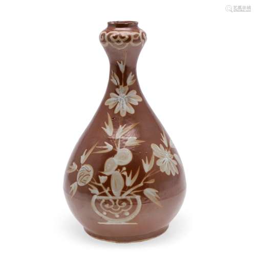 CHINESE BOTTLE SHAPED VASE WITH WHITE SLIP - 16TH/17TH CENTU...