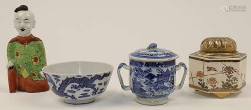 A mixed group of Asian porcelain, 19th / 20th centuries, to ...