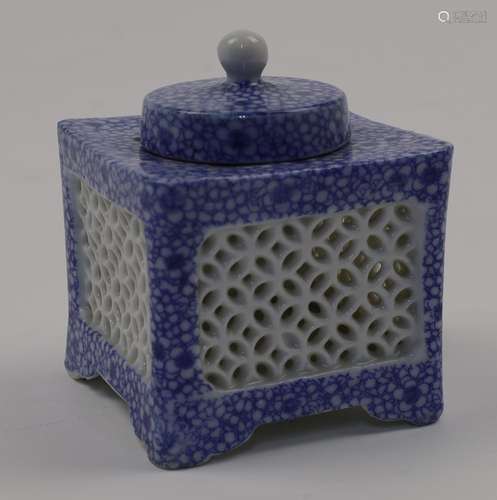 A Japanese porcelain inkwell, 20th century, with removable w...