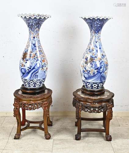 Two vases + tables