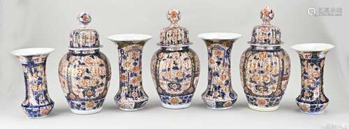 Seven-part Japanese Imari cabinet set, H 23 - 35 cm.