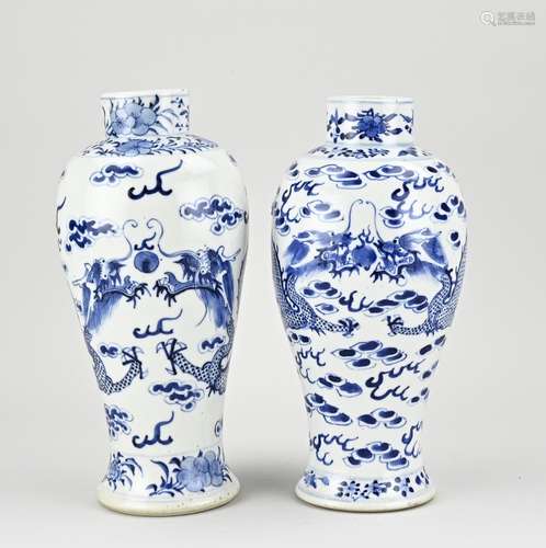 Two Chinese vases, H 26 cm.