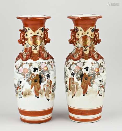 Two Japanese kutani vases, H 36.5 cm.